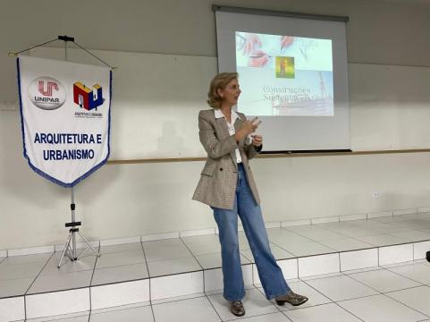 AULA MAGNA CURSO DE ARQUITETURA E ENGENHARIA CIVIL UNIPAR