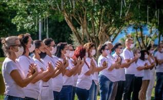 Evento de final de ano da Fundação Waldyr Luiz Becker em parceria com o Coral Encanto de Viver no Lago Pioneiros